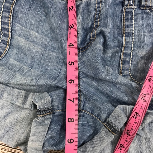 •• SO Light Wash Distressed Jean Shorts - Picture 4 of 5